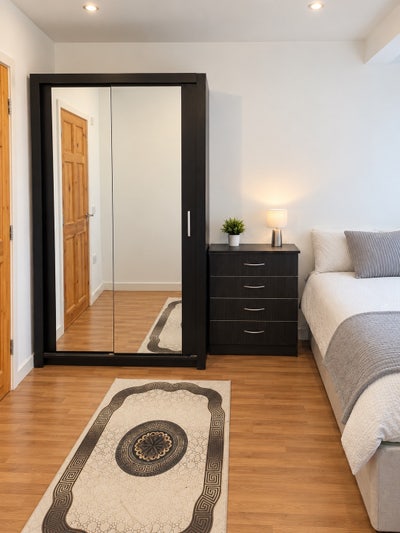 Clean Ensuite room. Couple welcome. Bills included Main Photo