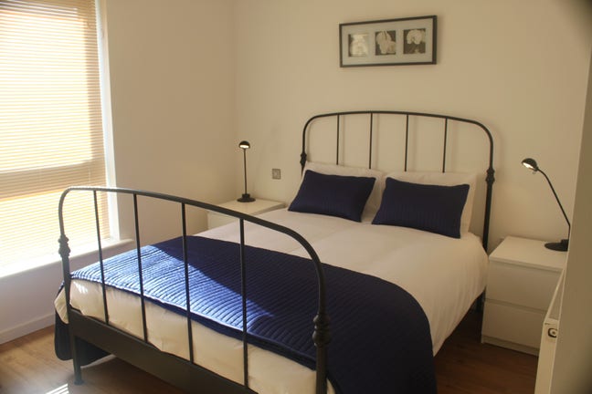 Ensuite in a 2 Bedroom Flat with Livingroom Main Photo