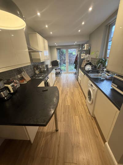 Cosy room in fun chilled house with great location Main Photo