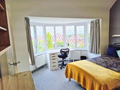 ** VERY LARGE Luxury En Suite - No Bills to Pay! Main Photo