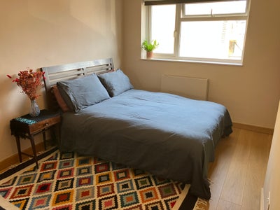 Large newly refurbished double, short-term let Main Photo