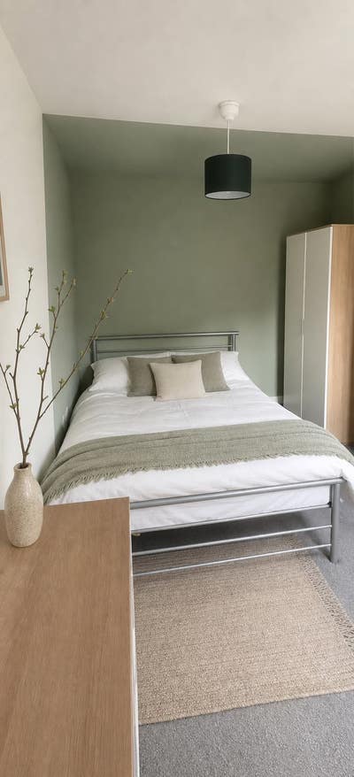 Modern En-suite Room, LE11 Main Photo