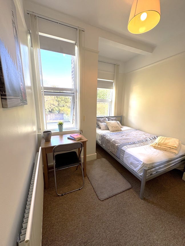 Attractive room for professional nr Elizabeth line Main Photo