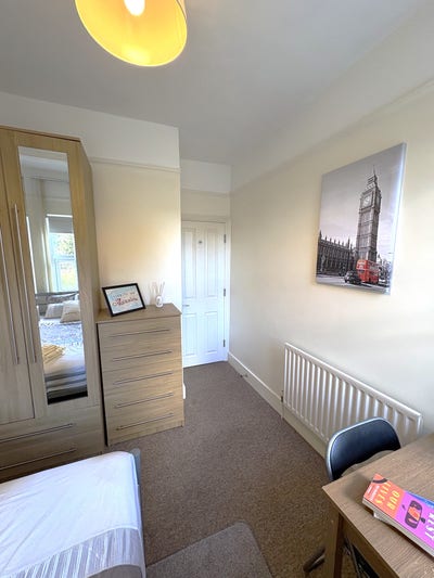 Bright room. Perfect for Lizzy line & Heathrow Main Photo