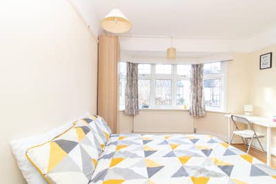 2 Rooms in Spacious 5-Bed House – Abbey Wood SE2 Main Photo