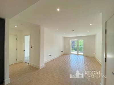 Beautiful and sunny room right by one clapham Main Photo