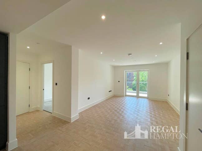 Beautiful and sunny room right by one clapham Main Photo