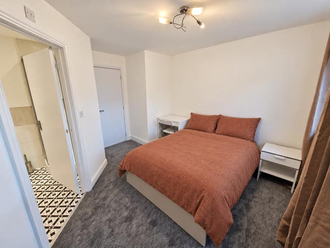 Furnished En-Suite Room - UB7 Main Photo