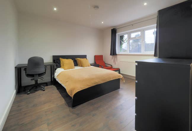 En-Suite Room next to High Street and Station Main Photo