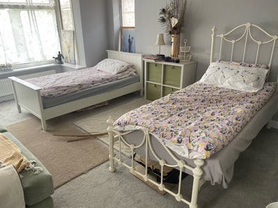 Monday to Friday .Large room with twin single beds Main Photo