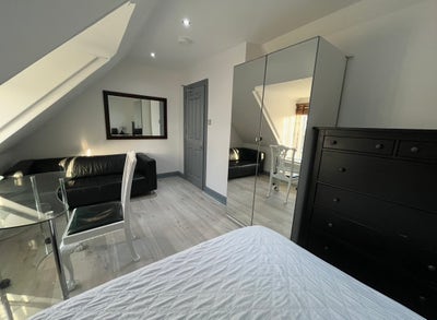 Double room available in beautiful houseare Main Photo