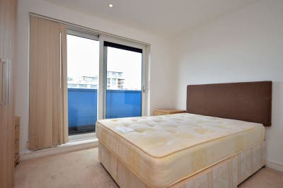Double room available in Royal Docks (E16) Main Photo