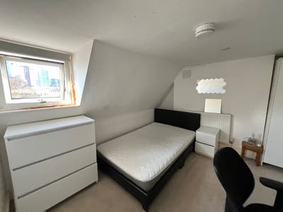 Last double room in a Spacious 5-Bed Flat – Oval Main Photo
