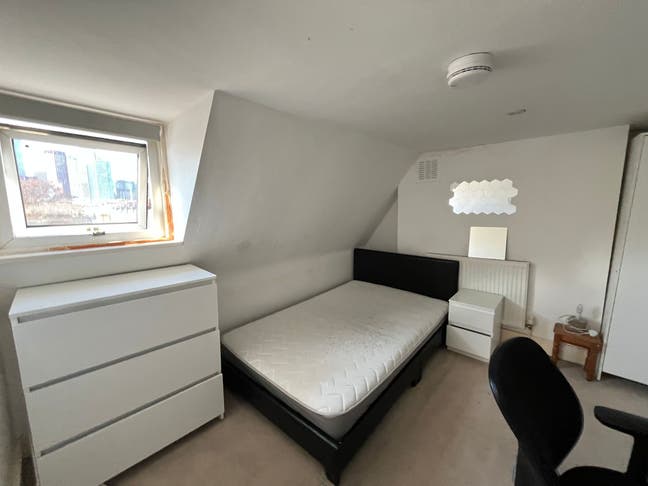 Last double room in a Spacious 5-Bed Flat – Oval Main Photo