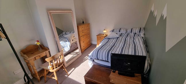 Quiet, double room available in 2 bed house Main Photo