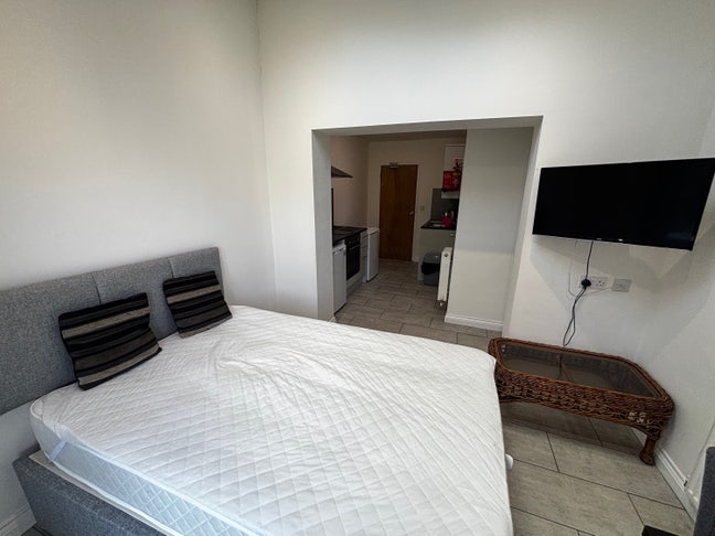 Spacious Studio Apartment with Garden Views Main Photo