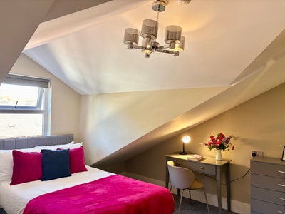 Stylish, Modern Ensuite room near Town & Hospital Main Photo