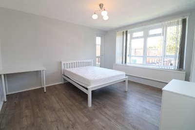 🏡 Comfortable Rooms in East Acton Flat Available  Main Photo