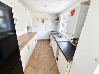 4 Spacious Bedrooms Located in Plaistow E13 Main Photo