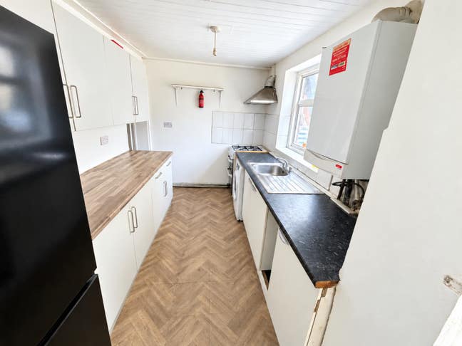 4 Spacious Bedrooms Located in Plaistow E13 Main Photo
