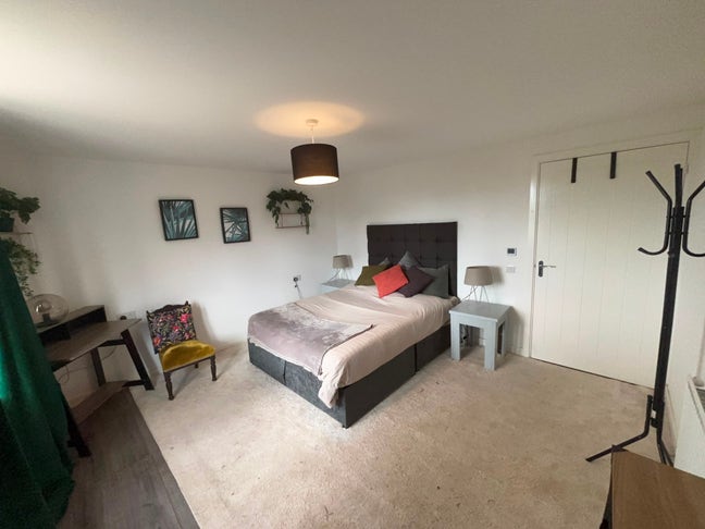 Large double bedroom  Main Photo