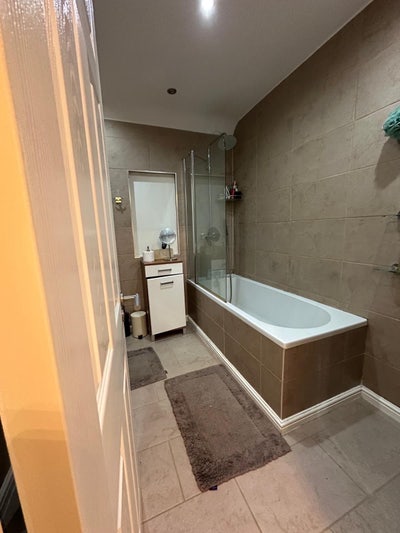 Spacious room in a modern fullu furnished house hp Main Photo