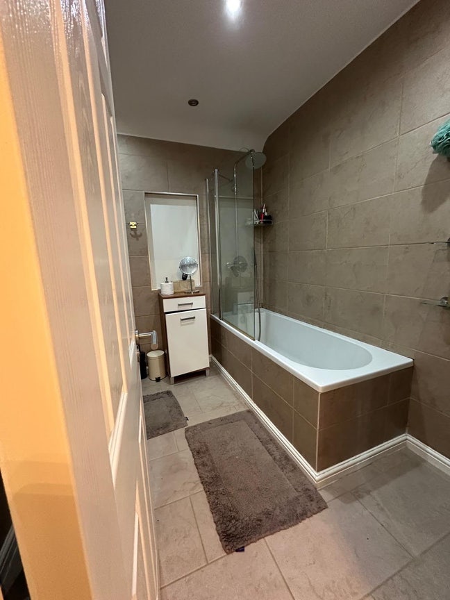 Spacious room in a modern fullu furnished house hp Main Photo