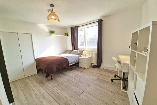 Large Double in modern flat with Lounge + Balcony Main Photo