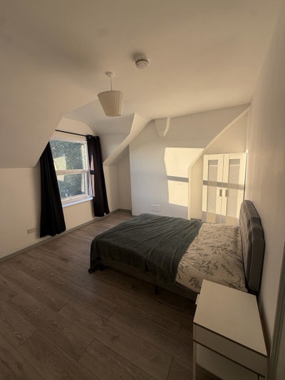 Spacious double bedroom great transport links Main Photo
