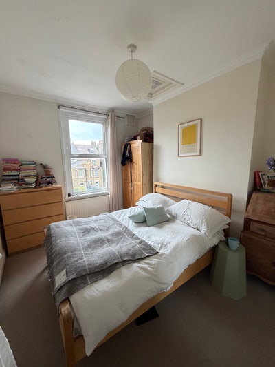 Sunny bedroom in East Dulwich house Main Photo