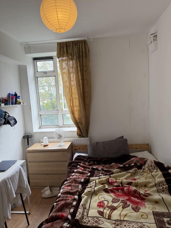 Large Bright Double Room Close to Tube Good Price Main Photo