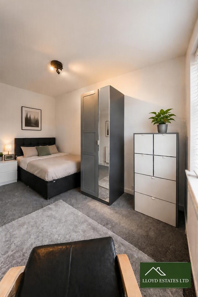 Newly Refurbished Large Room. Reduced Today!! Main Photo