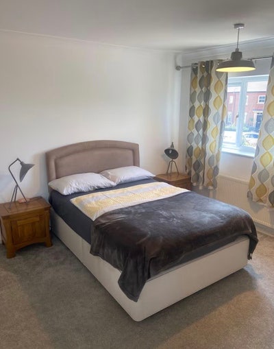 Location-Room very close to town. Main Photo