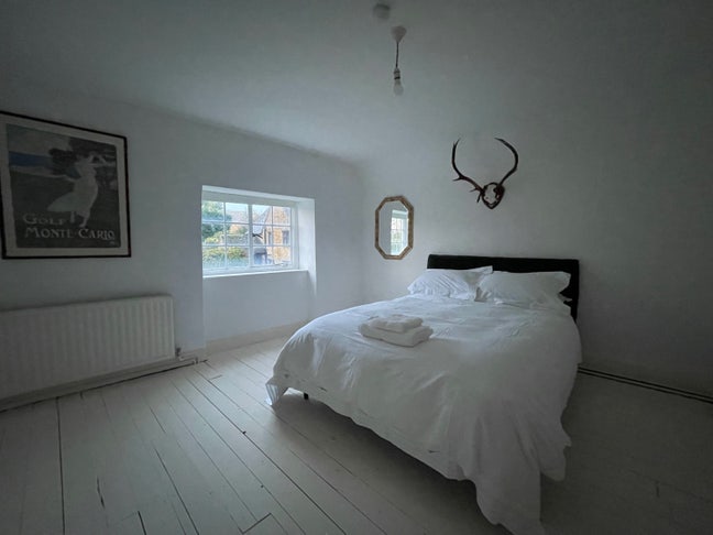 Large Double Room in spacious village house Main Photo