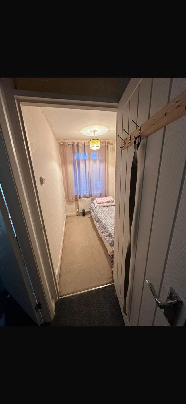 Single box room available at cv6  Main Photo