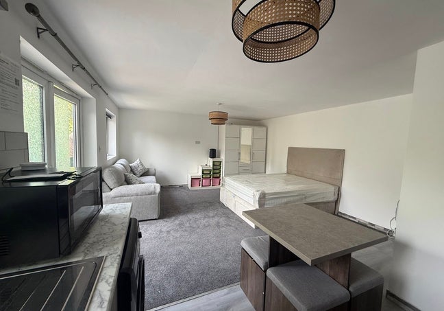 Beautiful & Spacious Self-Contained Garden Annex Main Photo