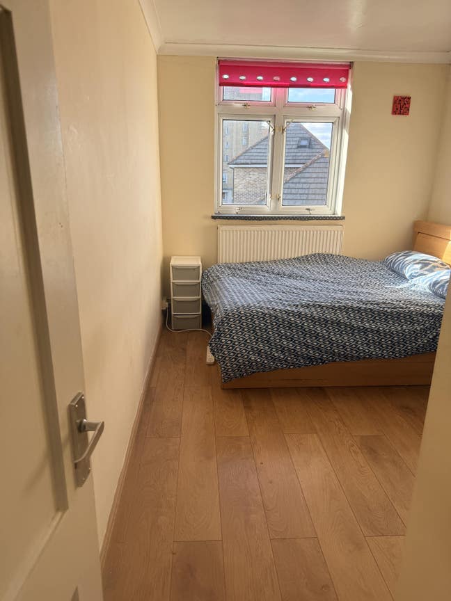 Spacious Furnished Double Room – E14 –  Main Photo