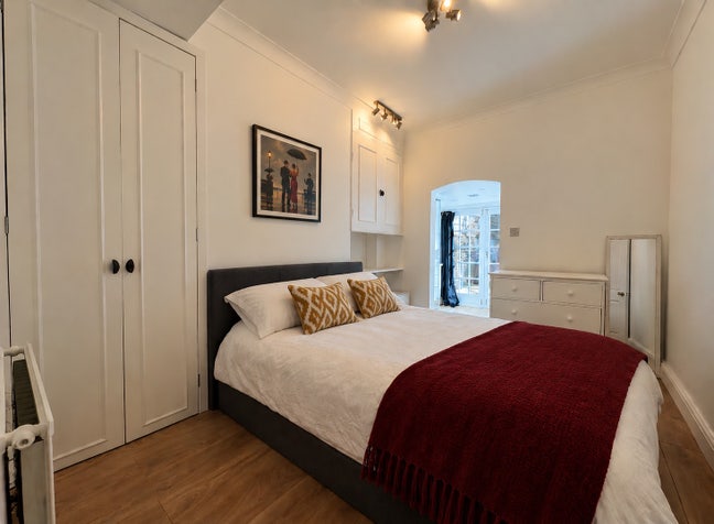 Lovely double room with ensuite and private garden Main Photo
