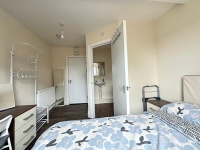 City Centre ensuite room with all bill inc &pound;175pw. Main Photo