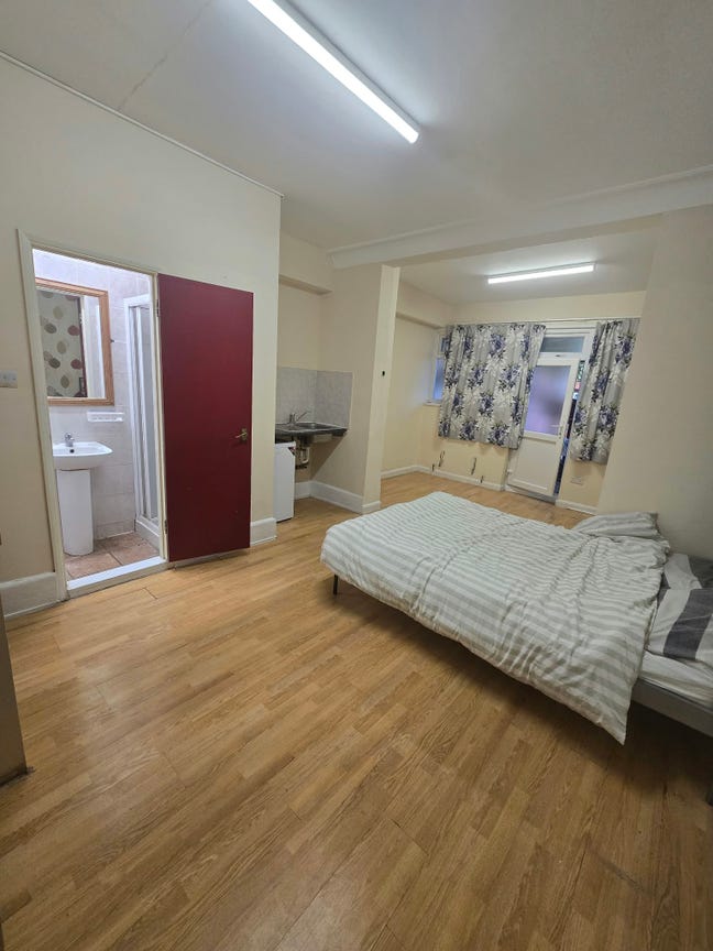 Massive Studio  with bills &pound;1350 Main Photo
