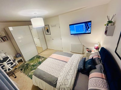 Furnished Double room in a vibrant neighbourhood Main Photo