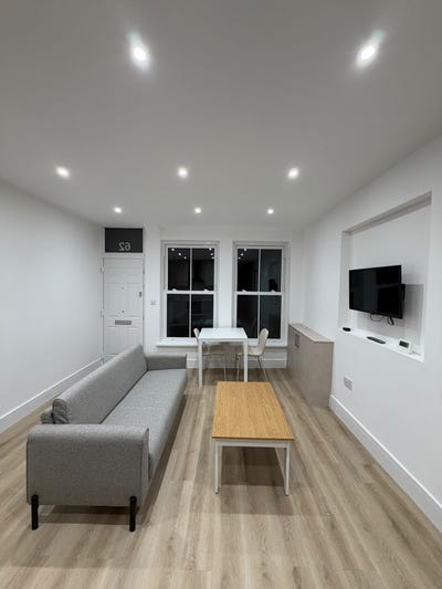 Newly Renovated 1-Bed Flat w/ Garden Clapham Main Photo