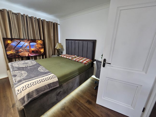 1 fully furnished double bedroom for all! Main Photo