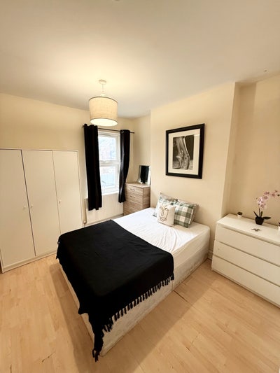 Beautiful Double Room 3 Min to the Station Main Photo