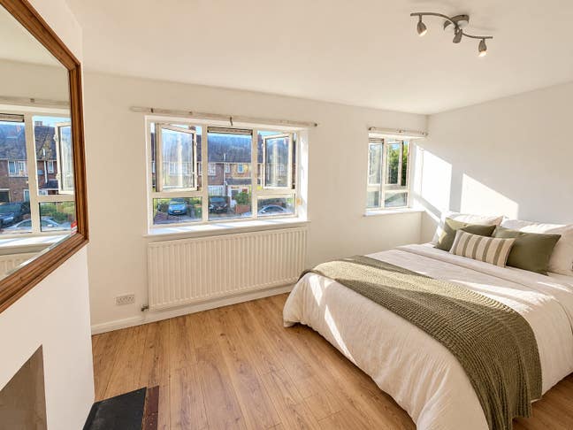 ✨ Newly Renovated 3-Bed Flat | Custom House | E16  Main Photo