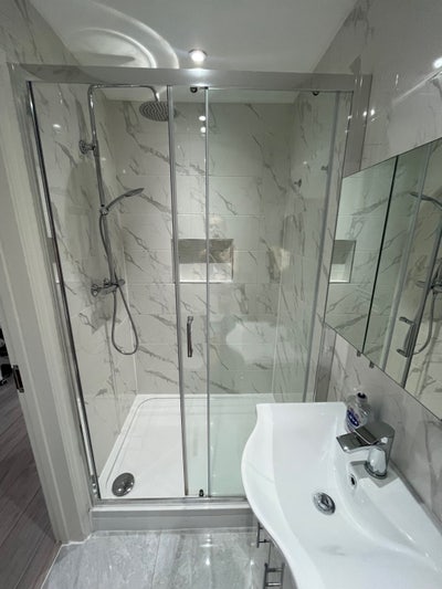 Large En Suite in a Semi-Detached House w/ Garden Main Photo