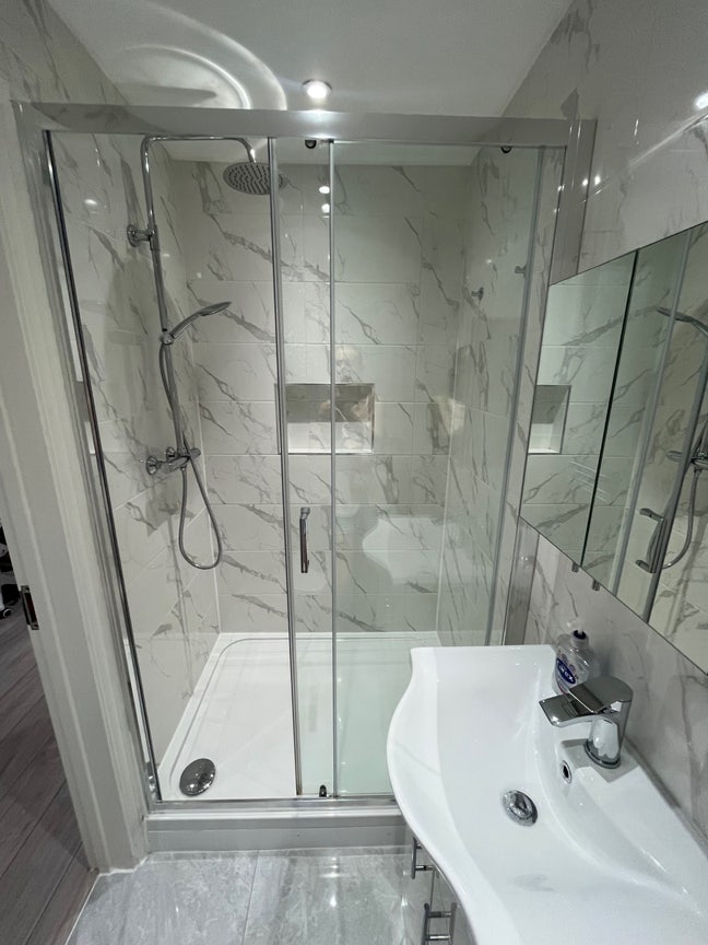 Large En Suite in a Semi-Detached House w/ Garden Main Photo
