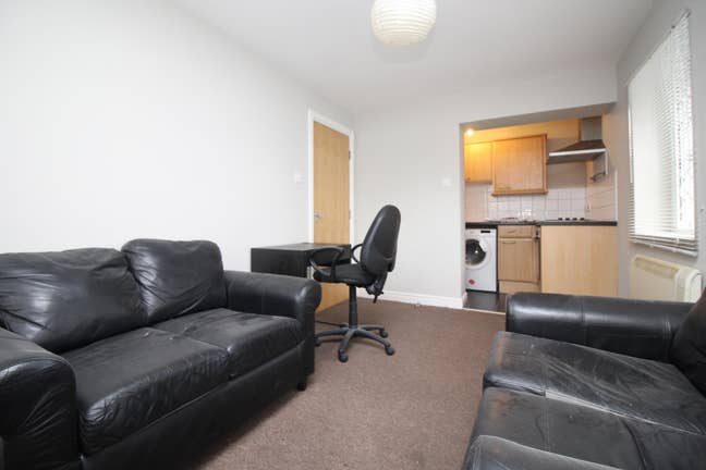 Part-Furnished 1-Bed Flat, Beeston — 1.4FR Main Photo