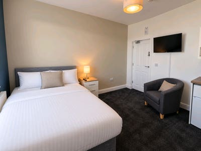 En-Suite Rooms In a Former Hotel + Private Parking Main Photo