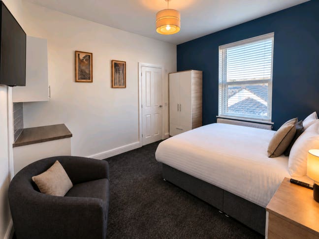 En-Suite Rooms In a Former Hotel + Private Parking Main Photo